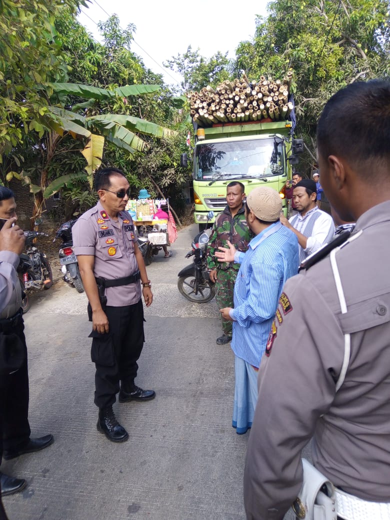 Truk Fuso Pengangkut Bambu ke Proyek Pelabuhan Patimban Dihentikan Warga