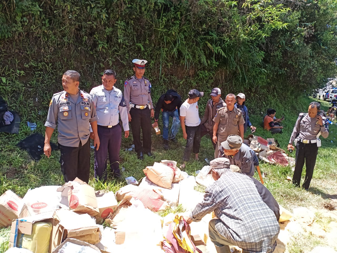 Truk Boks Terguling di Tanjakan Emen, Seorang Penumpang Tewas