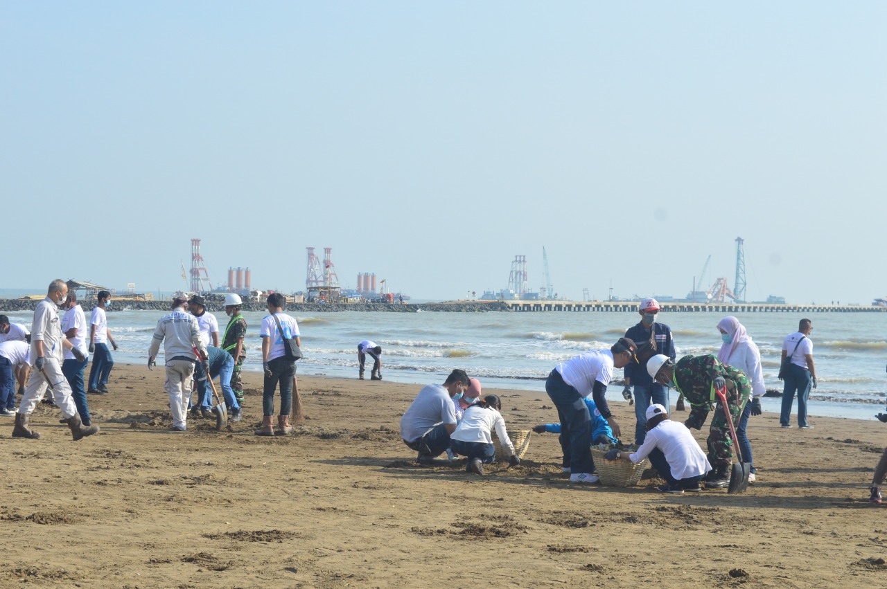 KSOP Kelas II Patimban Bersihkan Pantai Patimban Bersama Kontraktor