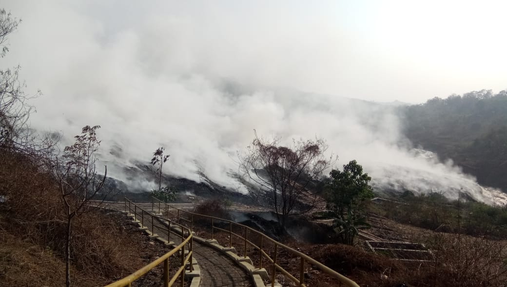 Pemulung Tetap Mengais Rezeki di TPA Panembong yang Terbakar