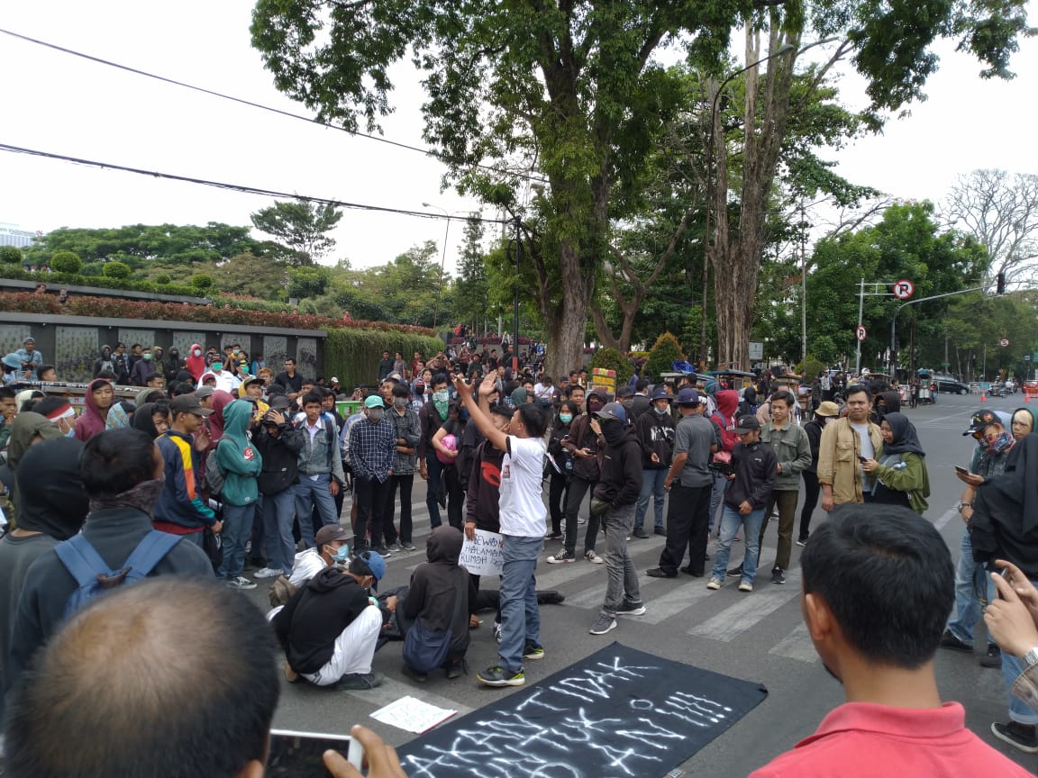 Ratusan Massa Mahasiswa hingga Suporter Geruduk Gedung Sate