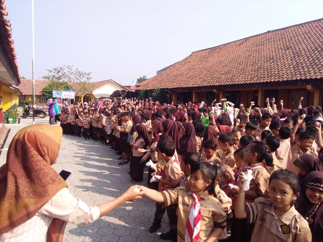 Siswa Ramai-ramai Makan Telur, Penuhi Kebutuhan Vitamin dan Protein