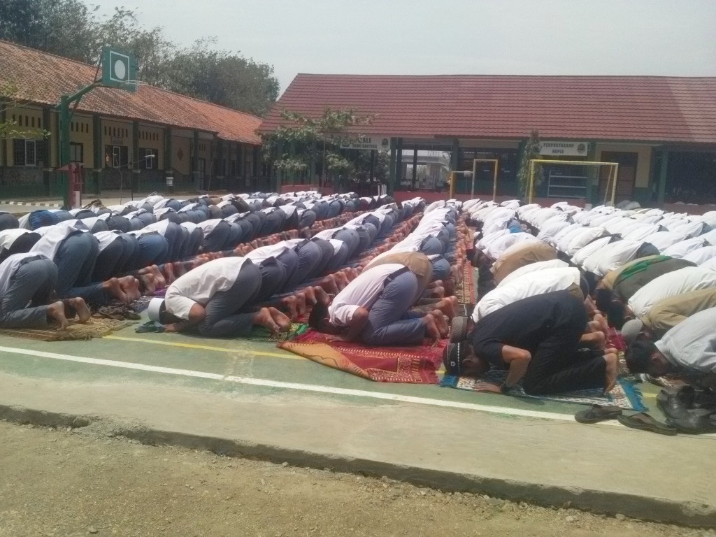 1.500 Siswa SMK Negeri 1 Plered Salat Istisqo