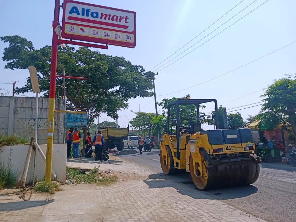 PT Jawa Satu Power Perbaiki Jalan Cilamaya