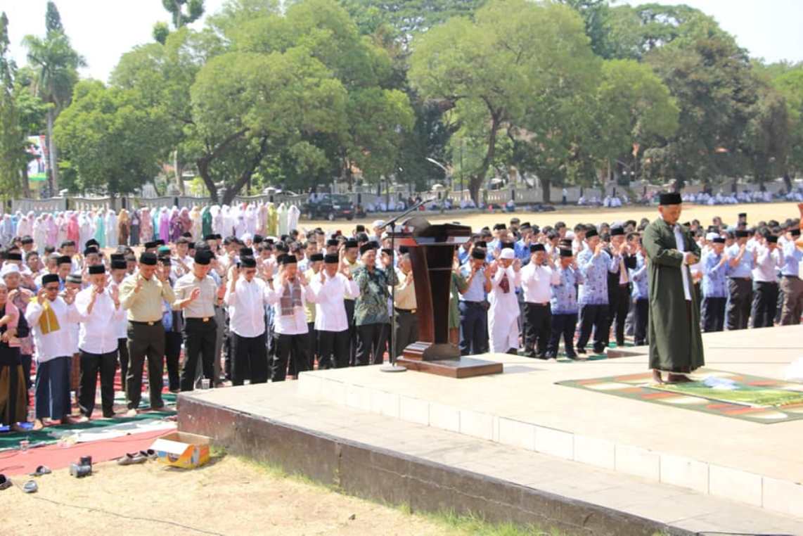 Pemkab Subang Bersama Kemenag Awali Hari Santri dengan Shalat Istisqo