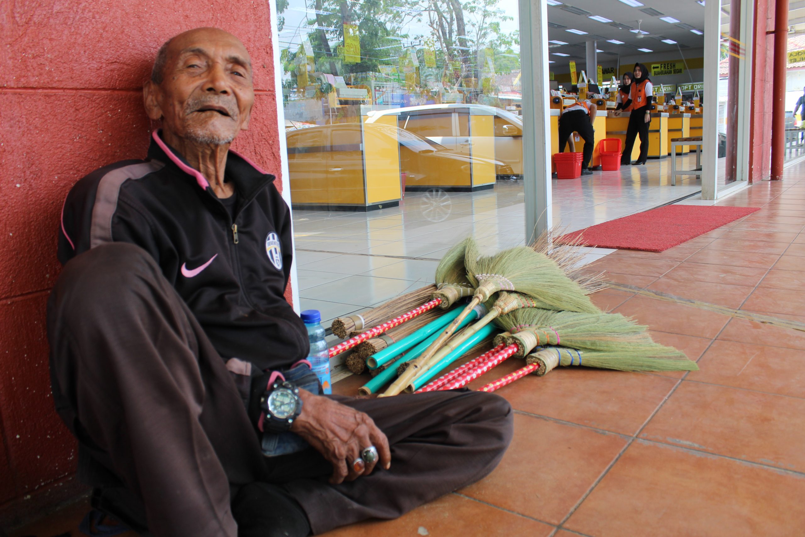 Abah Uba Berjualan Sejak Tahun 1945, Hobi dan Merasa Kesepian Diam di Rumah