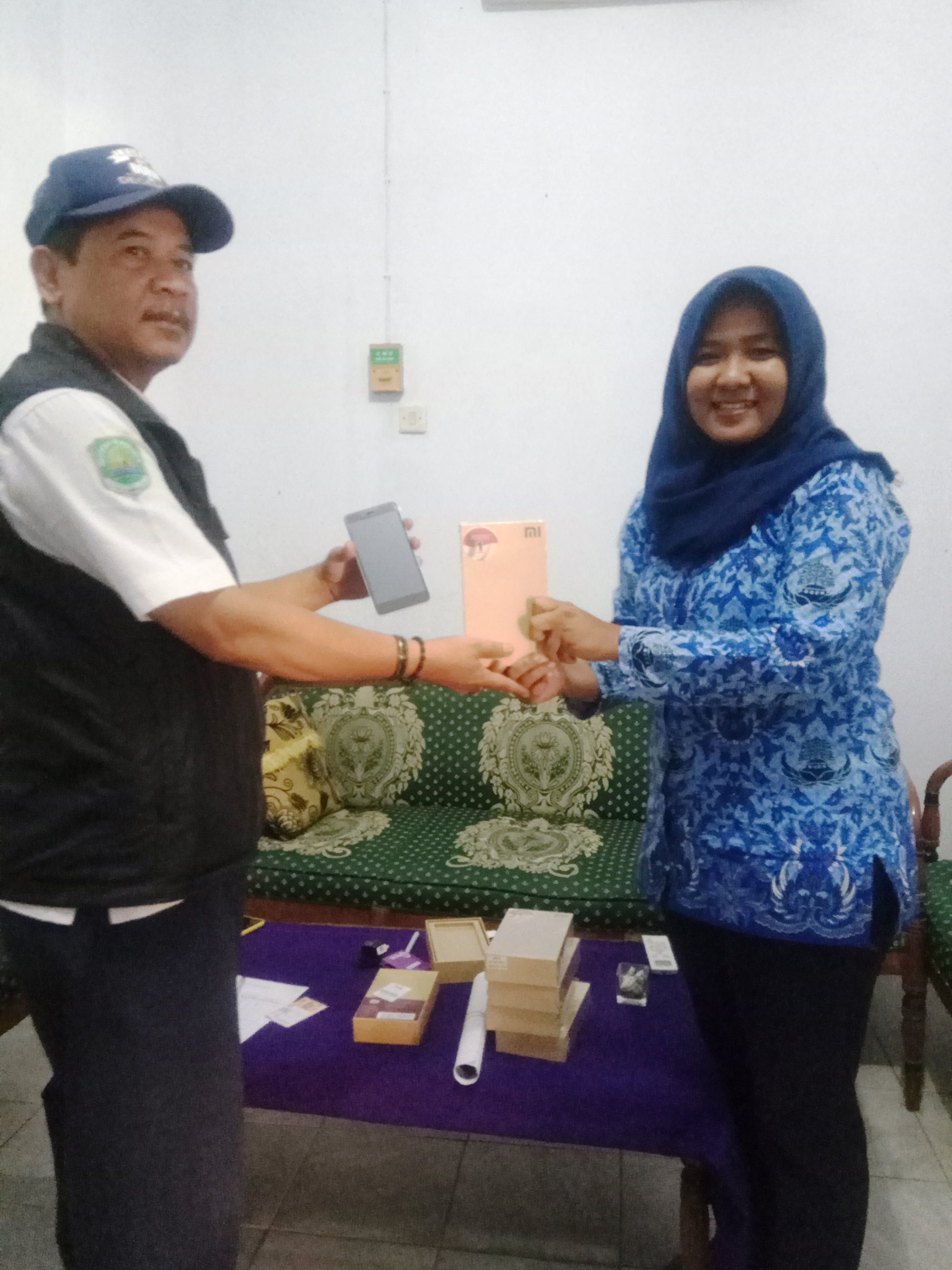 Program Sapa Warga, Ketua RW Dapat Ponsel