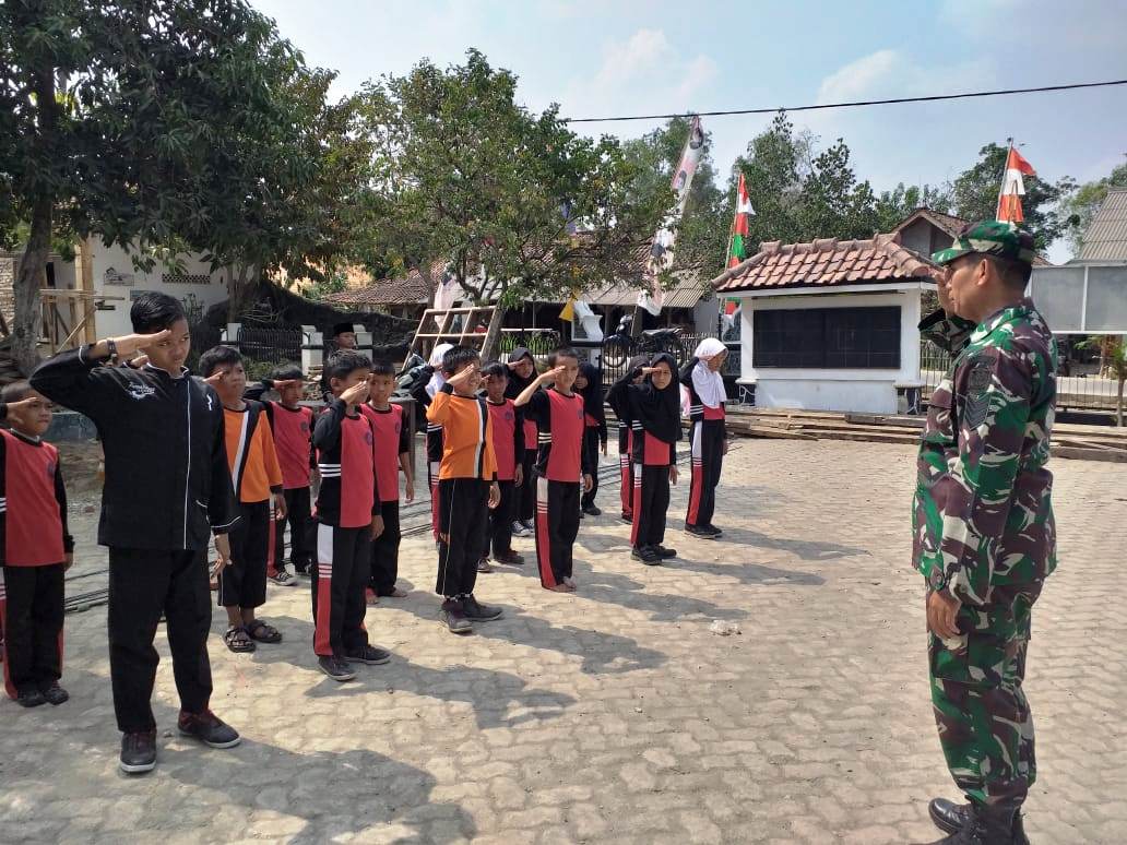 Sasaran Nonfisik TMMD, Babinsa Ajak Siswa SD Latihan PBB