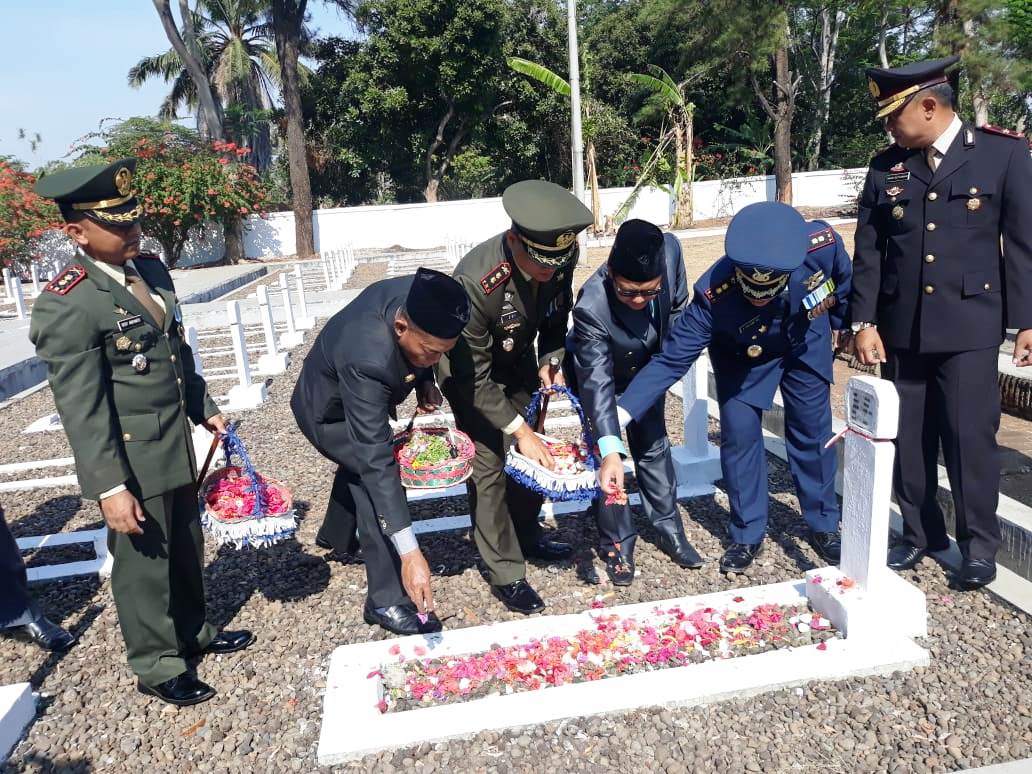 Kenang Jasa Pahlawan, Forkopimda Ziarah Kubur