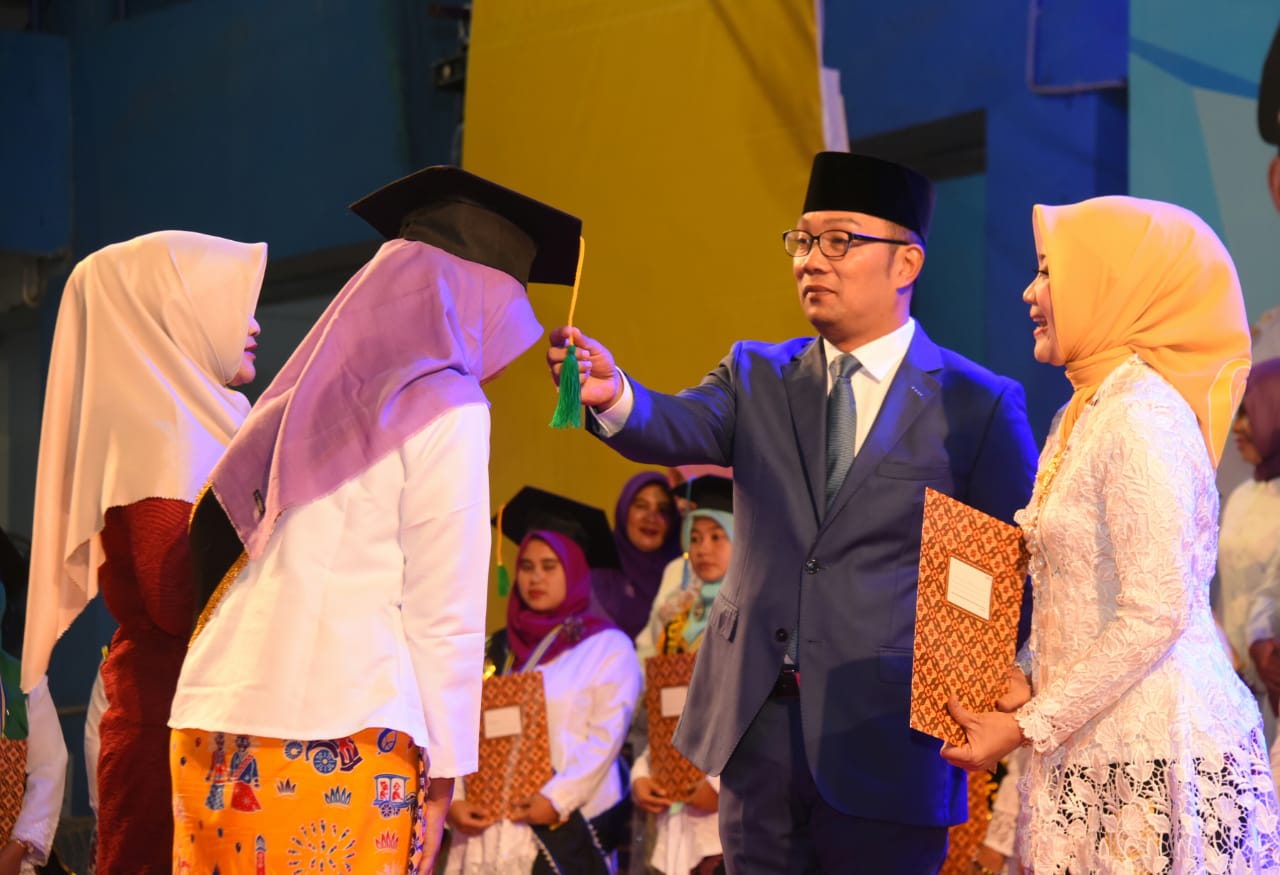 Pemdaprov Jabar Wisuda 2.700 Lulusan Sekoper Cinta