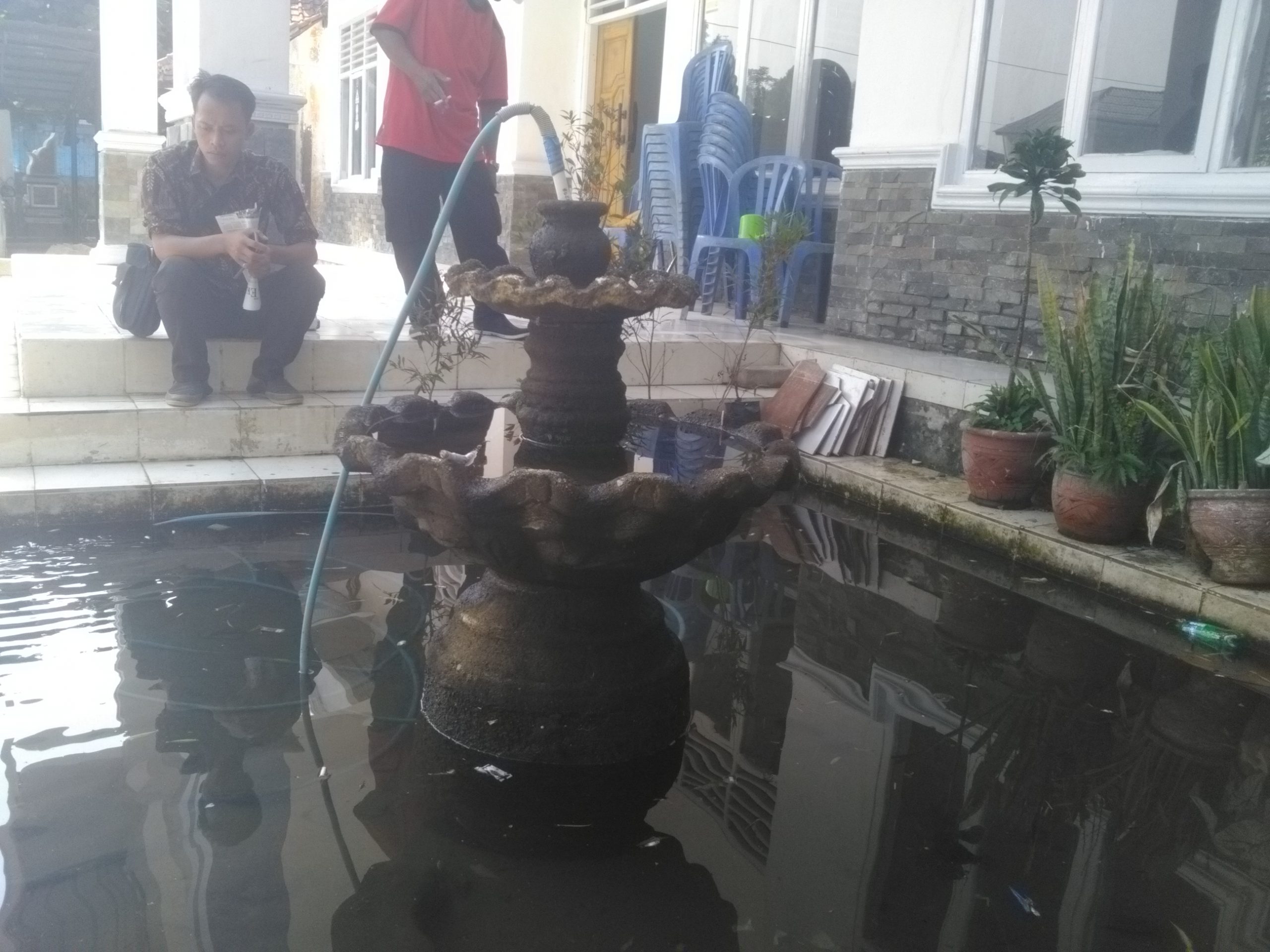 Akibat Cuaca Eksrim, Ikan di Kantor Desa Cihanjawar Mati Massal