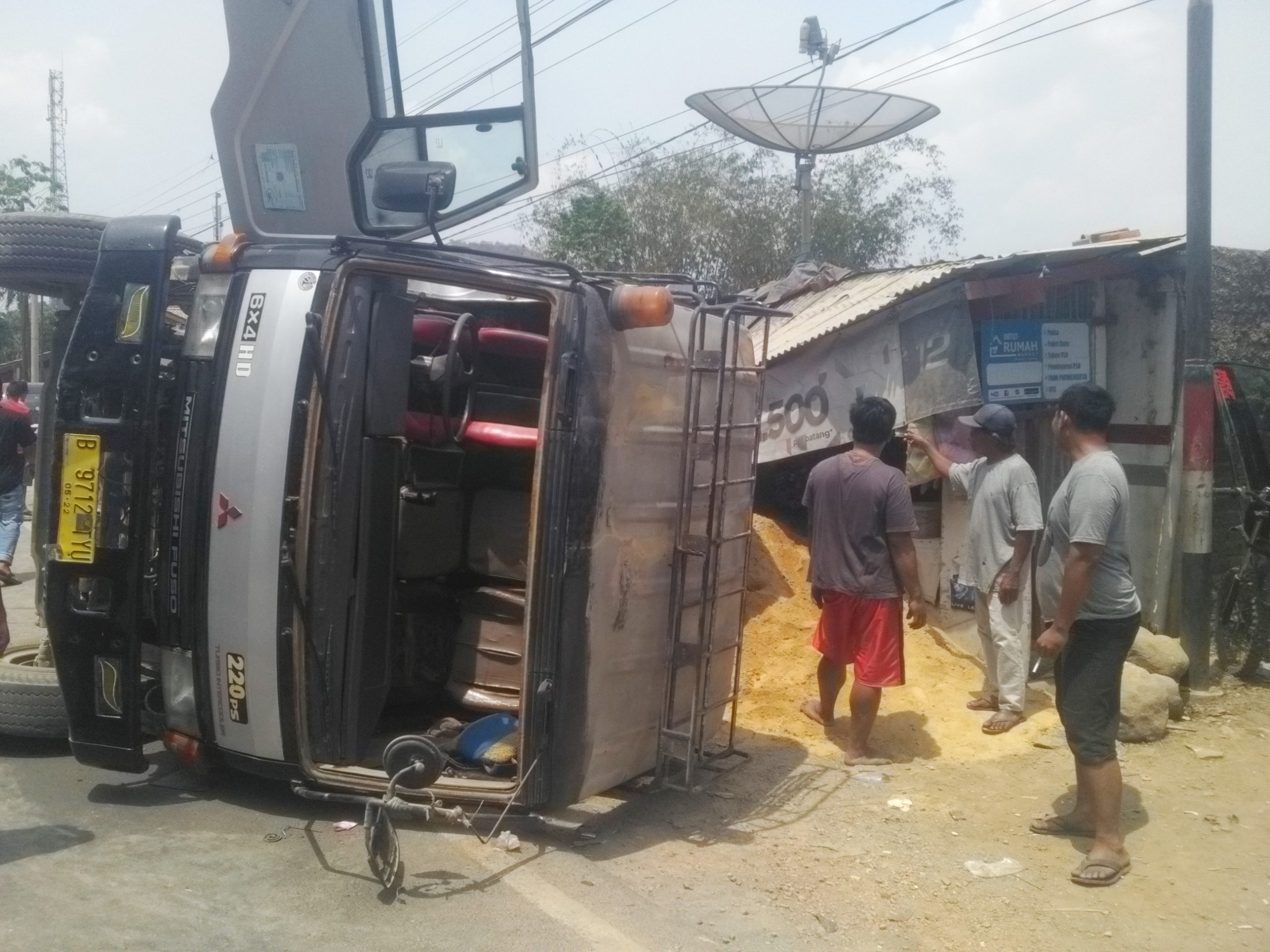 Gagal Balik Arah, Dumtruck Pasir Terguling