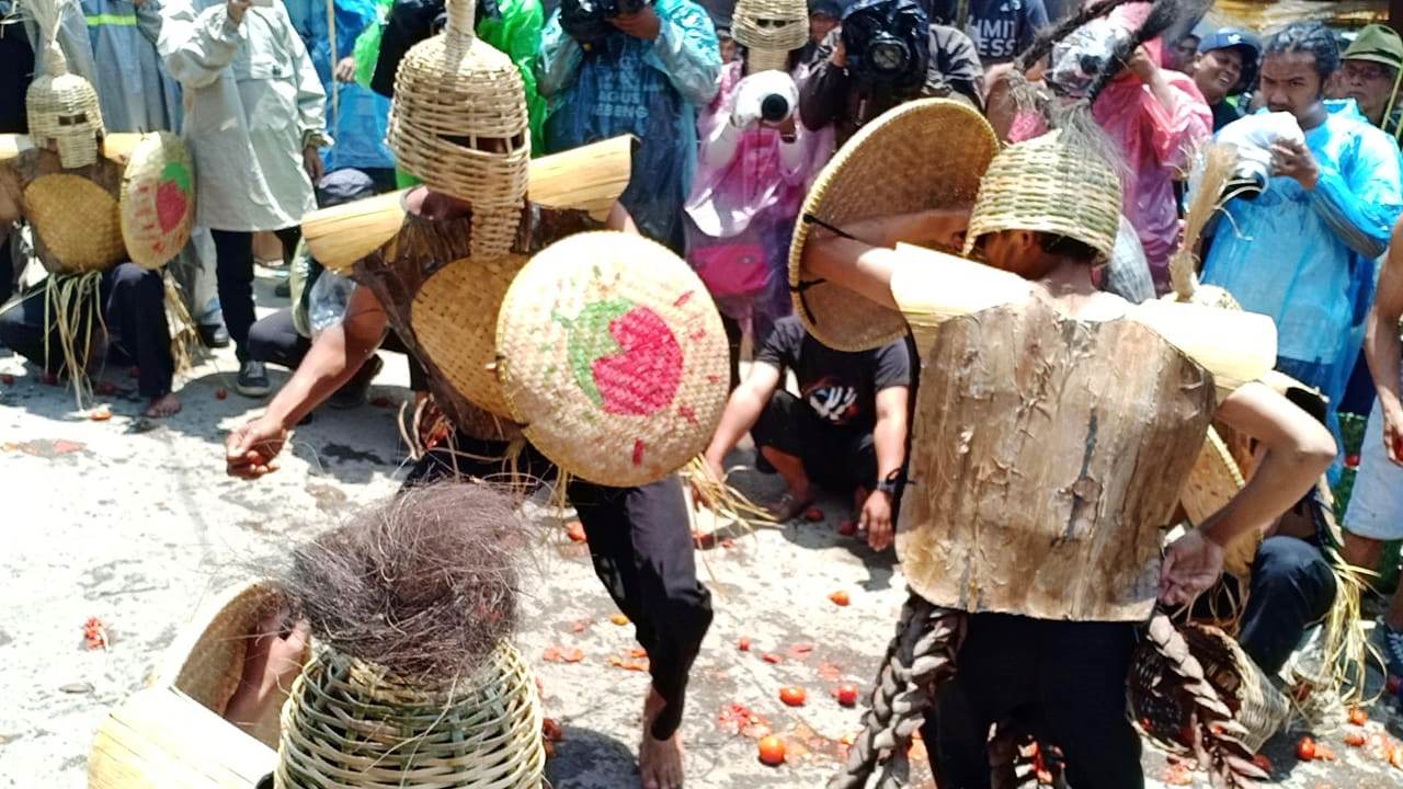 Rempug Tarung Adu Tomat, Hajat Buruan Hingga Arak-arakan Hasil Bumi