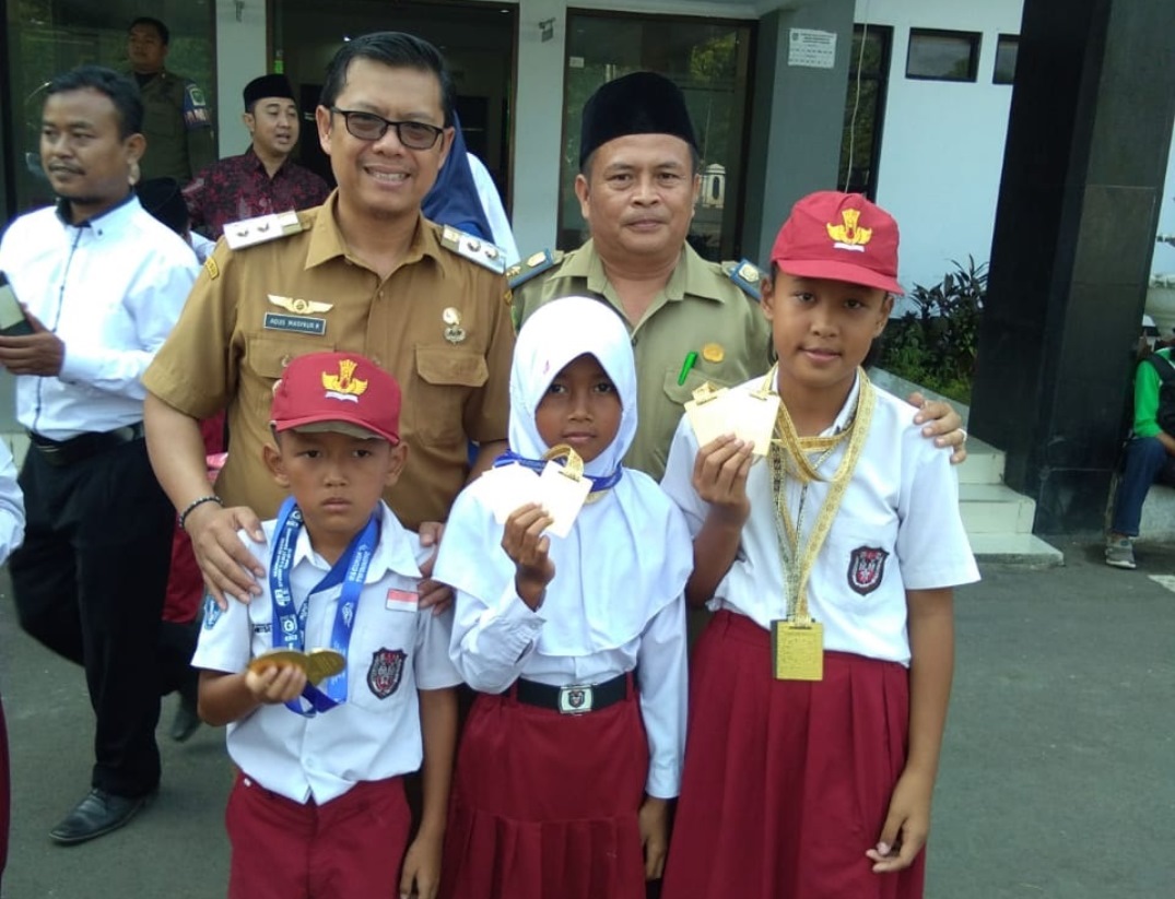 Prestasi Tiga Siswa SDN Padasuka, Raih Berbagai Kejuaraan Renang