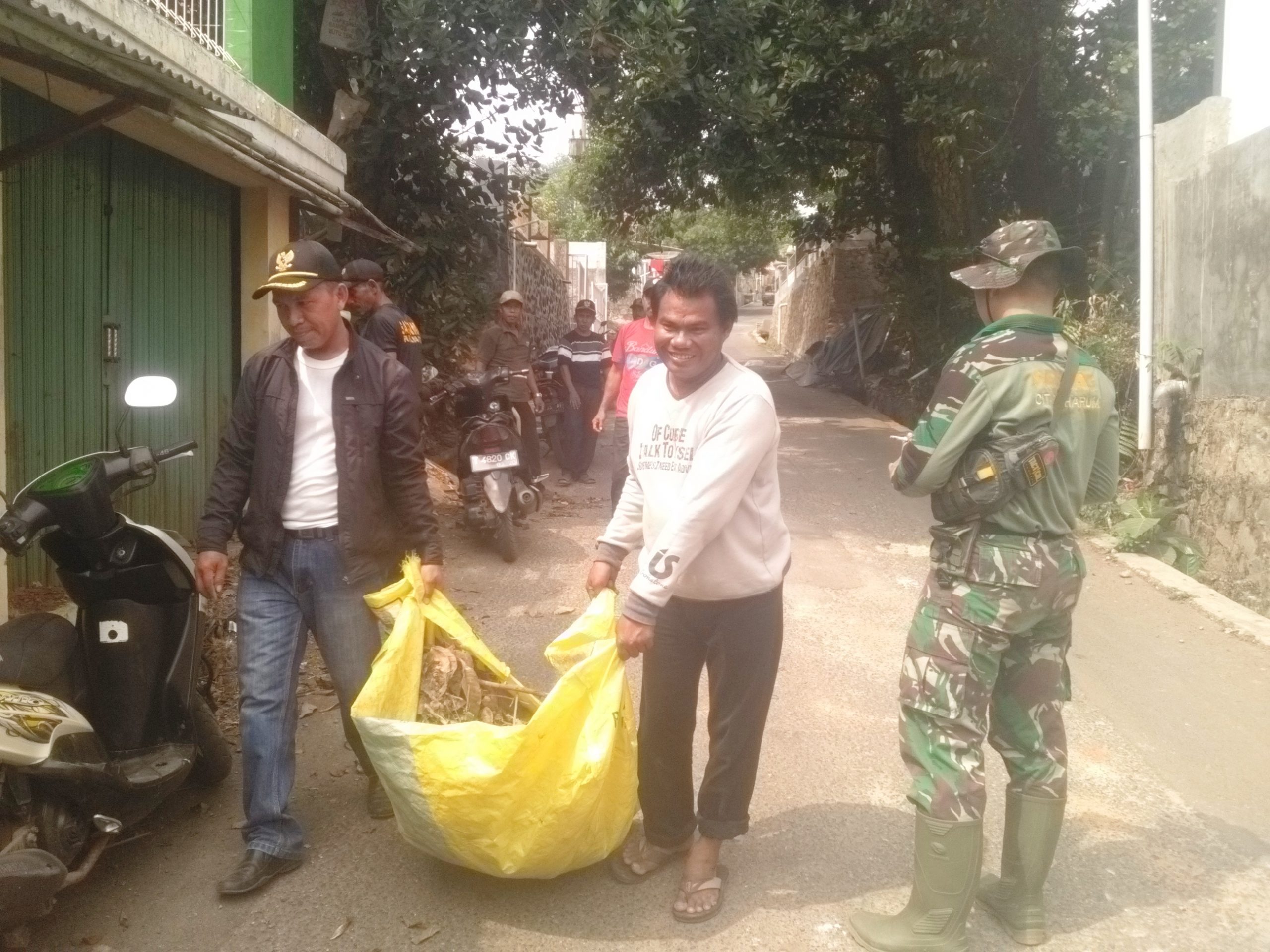 Jum'at Bersih di Kampung Sampih, Satgas Citarum Harum Bantu Warga