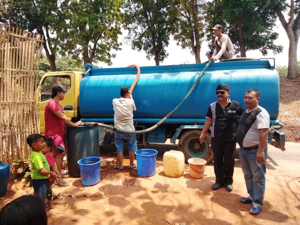 Kades Kertamukti Salurkan Air Bersih, Penuhi Kebutuhan Masyarakat