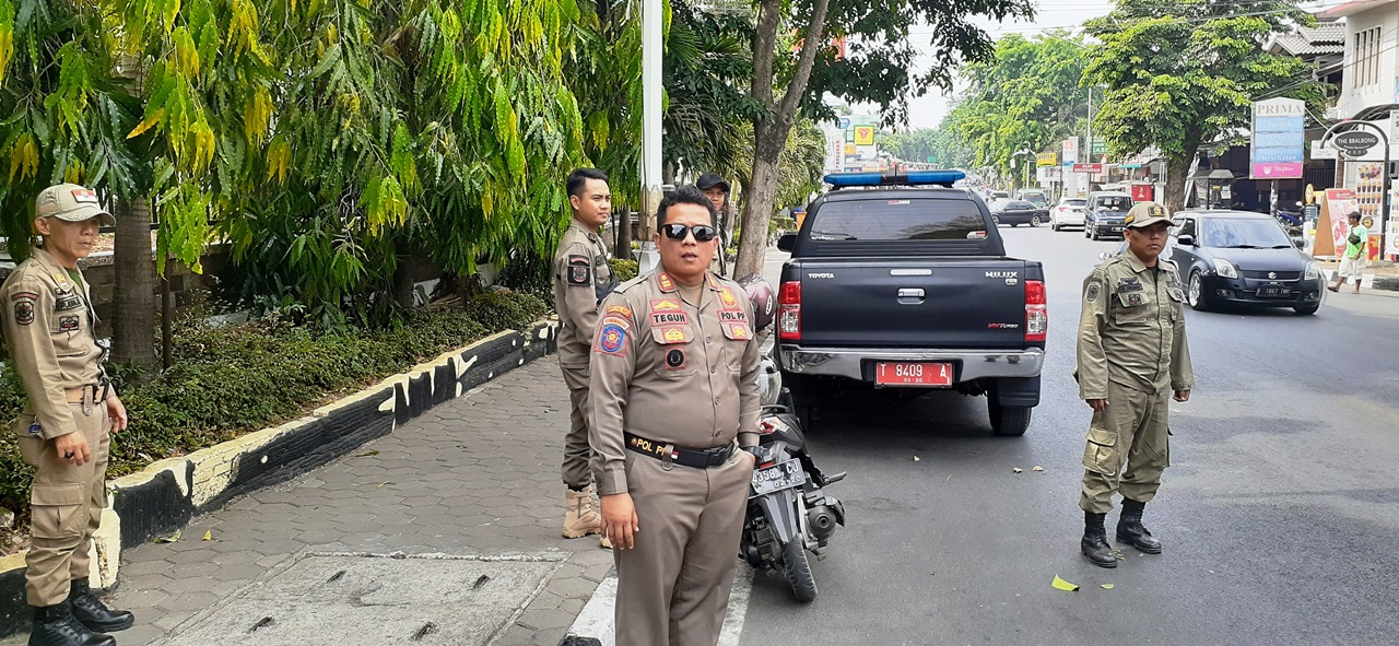 Sat Pol PP Buru Mobil Online, Mangkal di Jalan Sebabkan Kemacetan