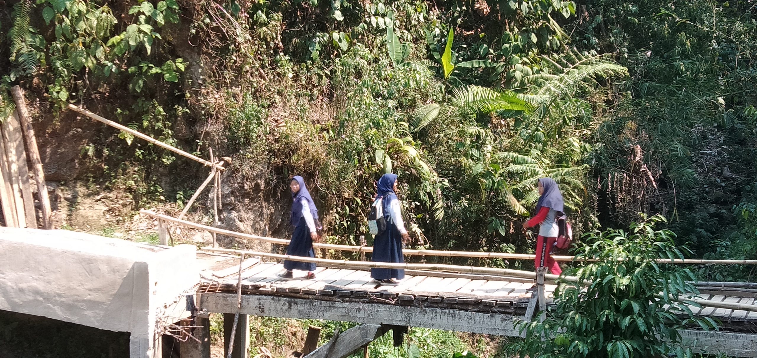 Rela Naik Turun Gunung 4 Km Demi Hak Pendidikan