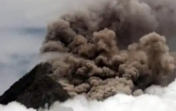 Gunung Merapi Meletus, Warga Berhamburan Keluar Rumah