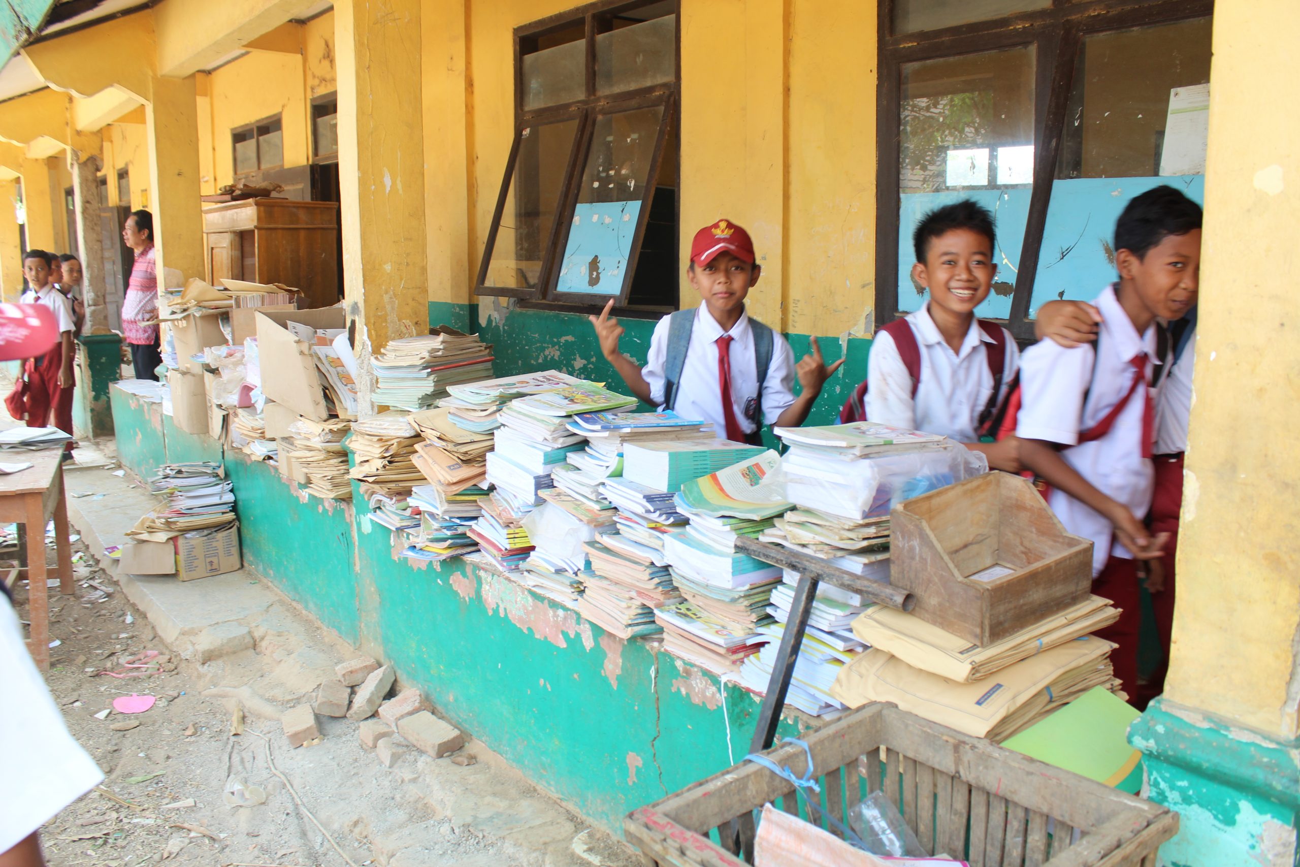 Siswa SDN Hegarmanah Belajar di Luar Kelas