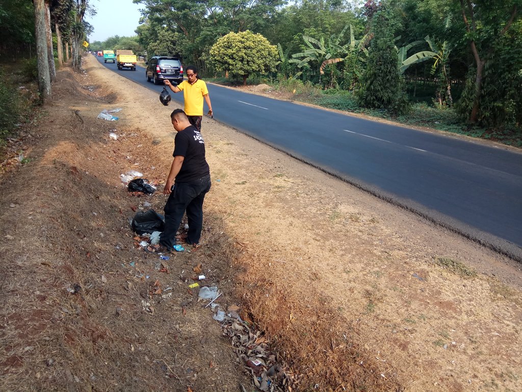 Aktivis Sayangkan Sampah Berceceran di Jalan