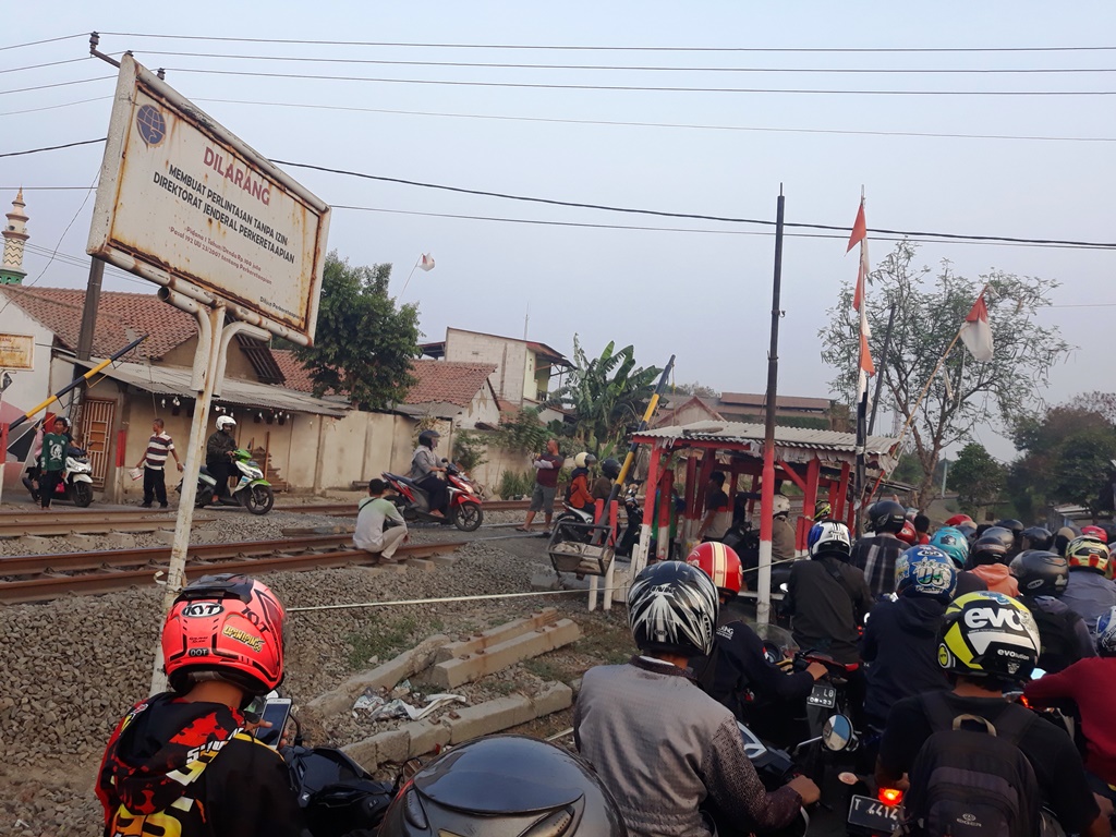 DPRD Minta Perlintasan Warung Bambu Dibuka