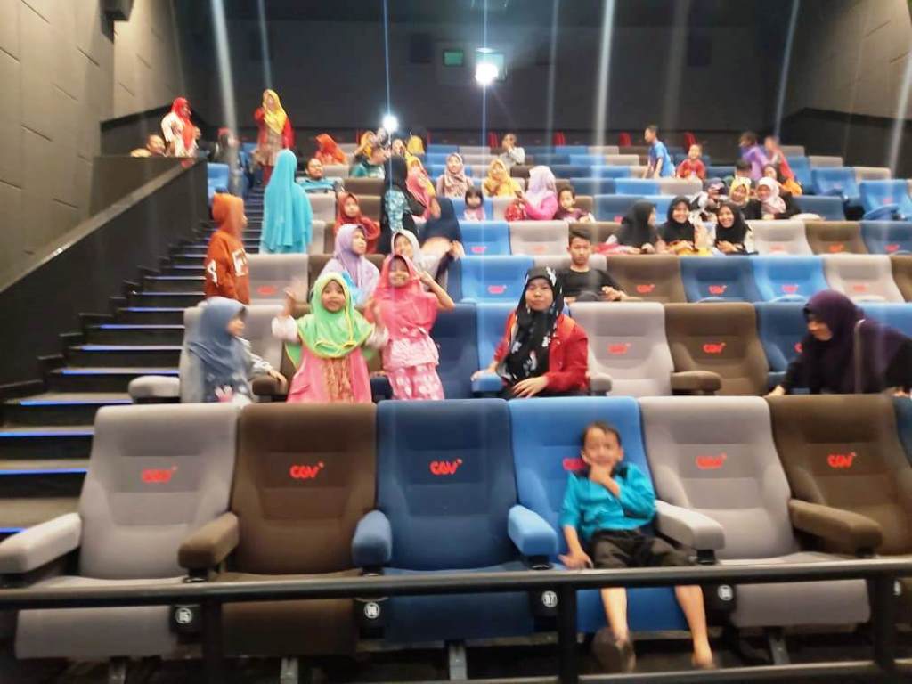 Anak-anak Diajak Nonton The Snow Queen