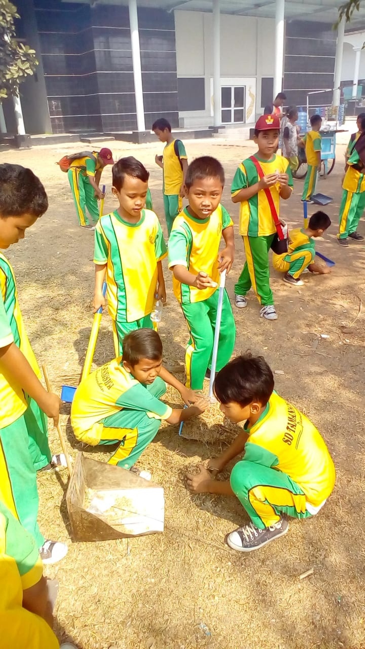 Sambut HUT PGRI Siswa Bersih-Bersih Lingkungan