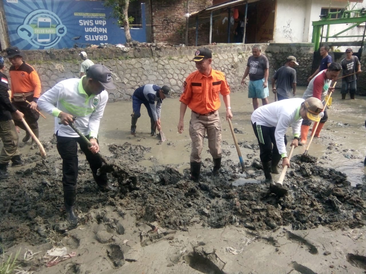 Bupati dan Wabup Kompak Gorol Bersihkan Sungai Cipanggilingan