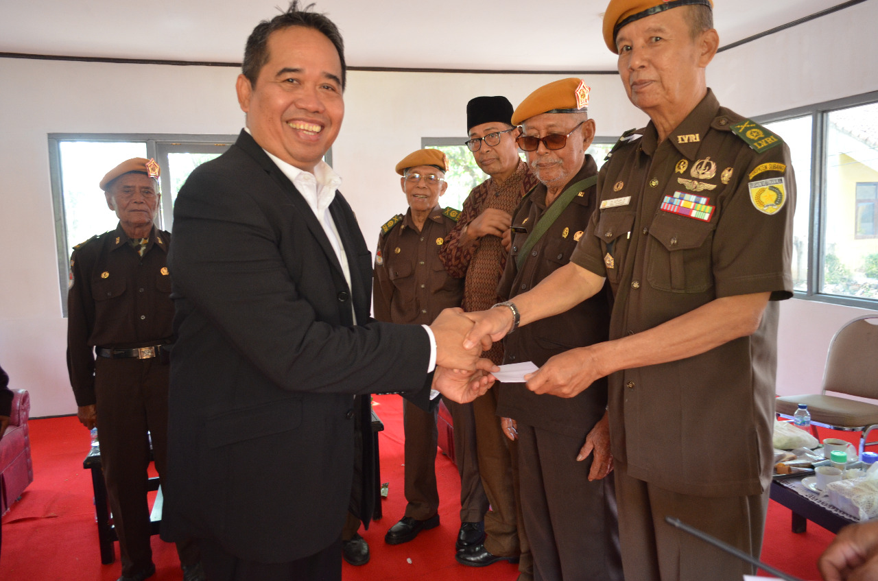 Hormati Jasa Perjuangan Veteran, Dahana Berikan Sembako dan Uang Kadeudeuh