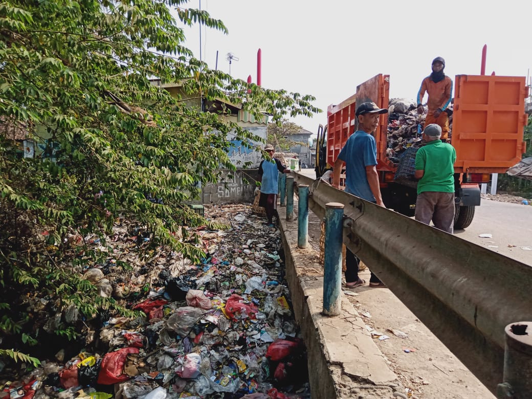 Jelang Musim Hujan, Warga Cilamaya Bersih-Bersih Kali Tasrip