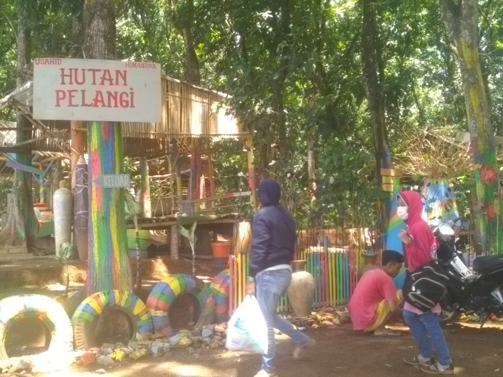 Menikmati Hutan Pelangi di Kaki Gunung Cupu Plered