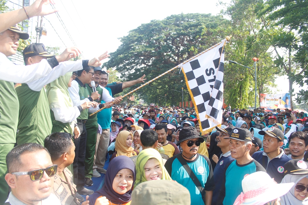 Ribuan Guru ASN Ikuti Gerak Jalan Sehat Dalam Rangka Hari Guru Nasional