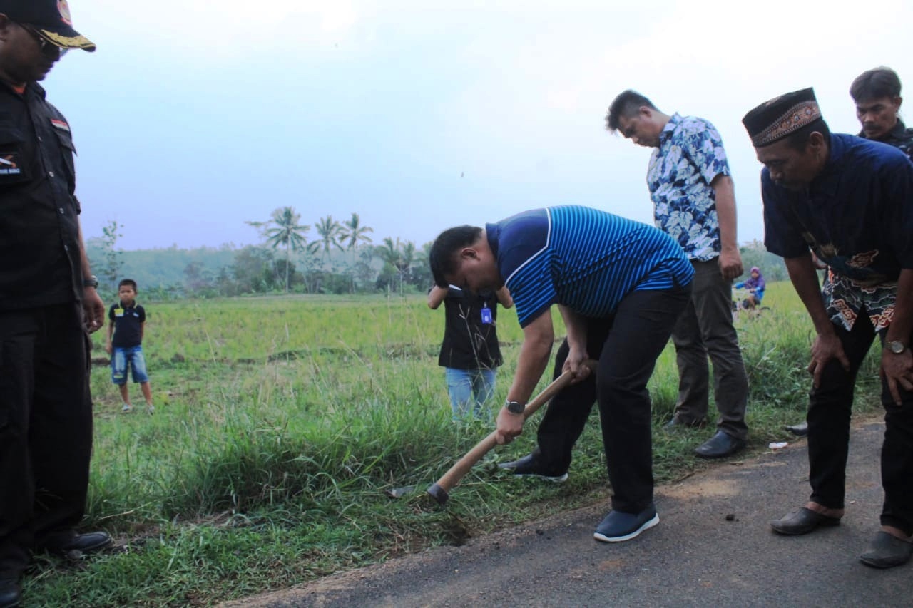 Bupati Bongkar Ketebalan Aspal Jalan, Kualitas Pengerjaan Tak Sesuai