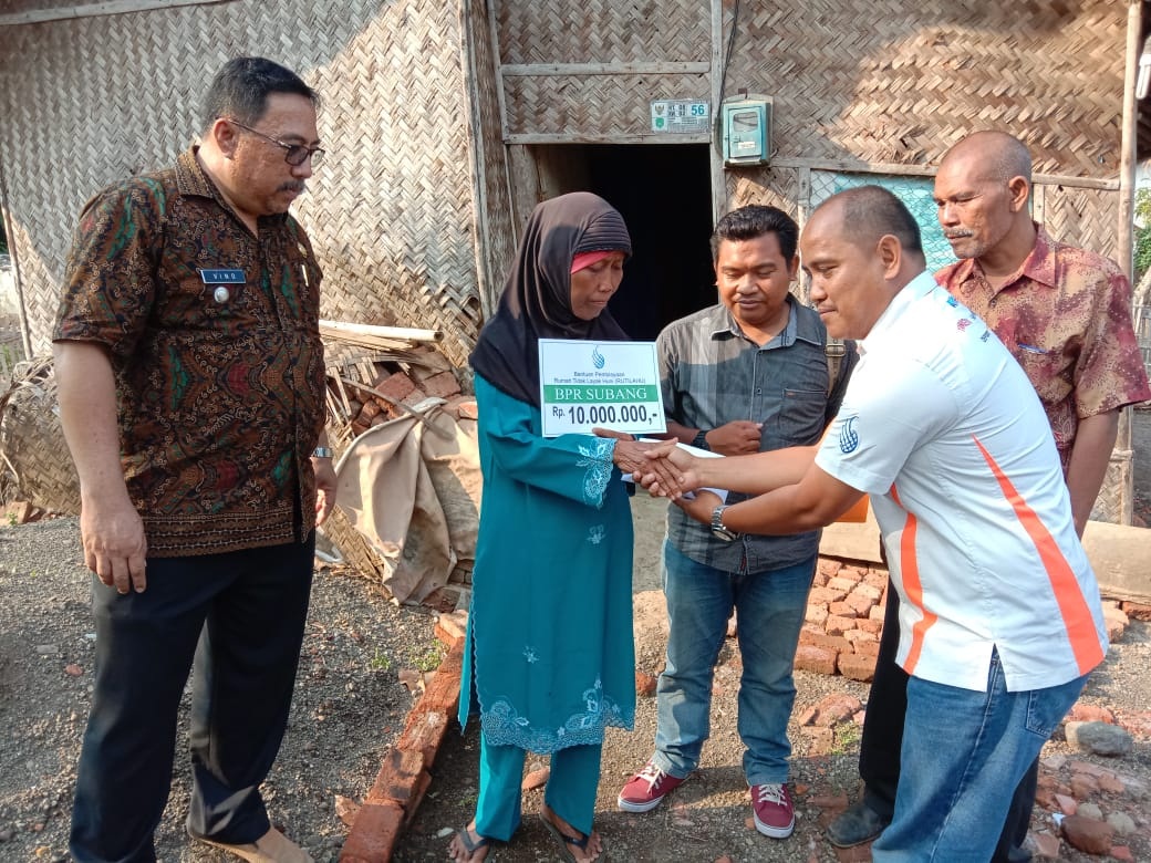 PD BPR Subang Salurkan Bantuan Rutilahu