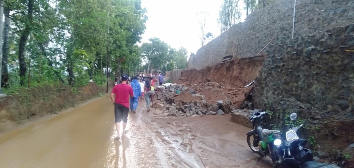 Pengkolan Dadap Wanayasa Longsor