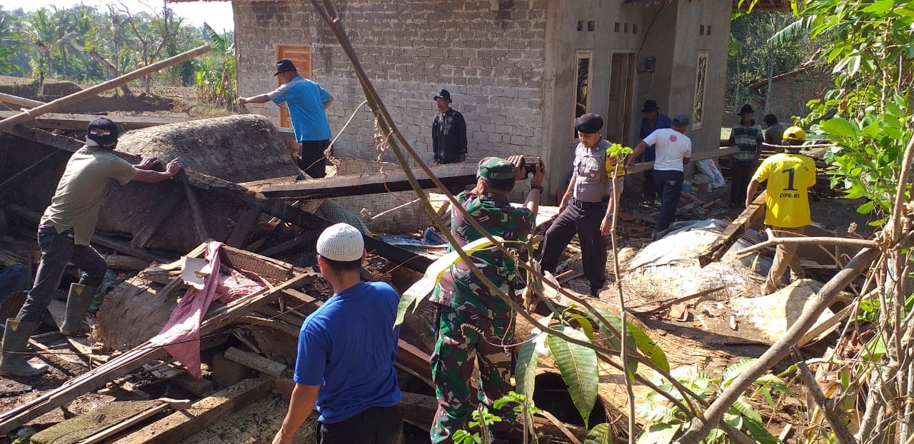 Rumah Mak Itoh Ambruk Diterjang Hujan dan Angin Kencang