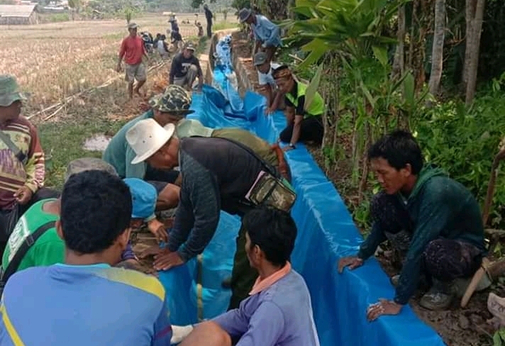 Sambut Musim Hujan, Warga Gotong Royong Perbaiki Irigasi