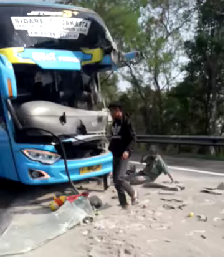 Bus Penumpang Tabrak Truk Semen di KM 97 Cipularang