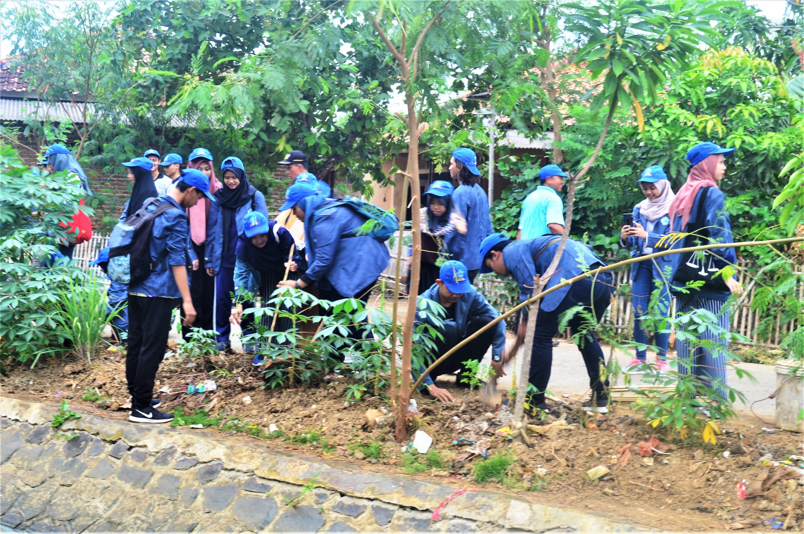 UGJ Tanam 2.000 Pohon di Desa Cigugur, Dukung Program Citarum Harum