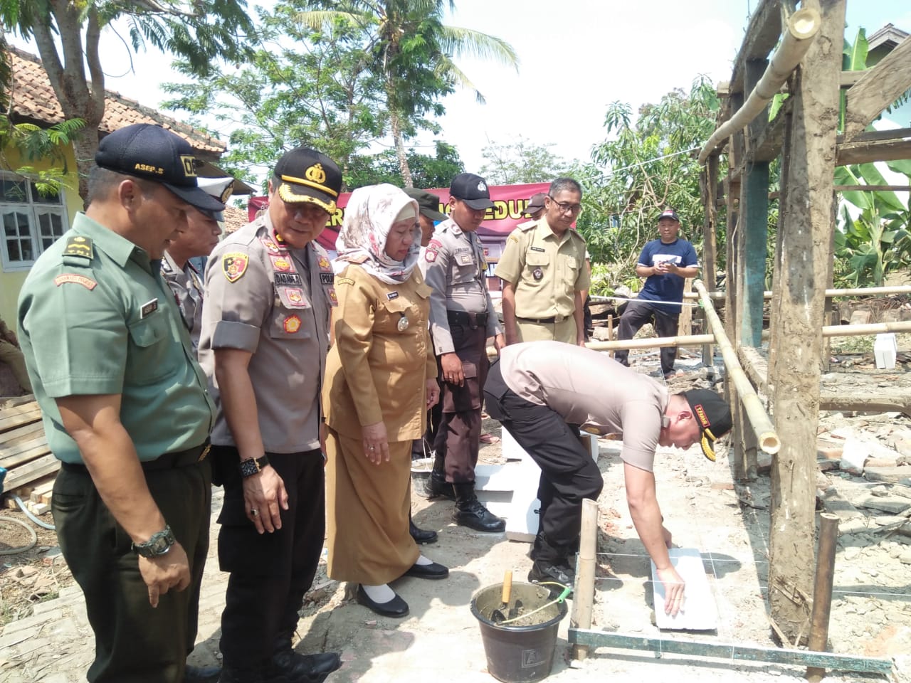 Kunjungi Pantura, Kapolres Subang Bantu Bedah Rumah Warga di Rancahilir