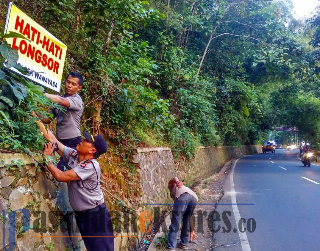 Polsek Wanayasa Pasang Papan Peringatan Longsor