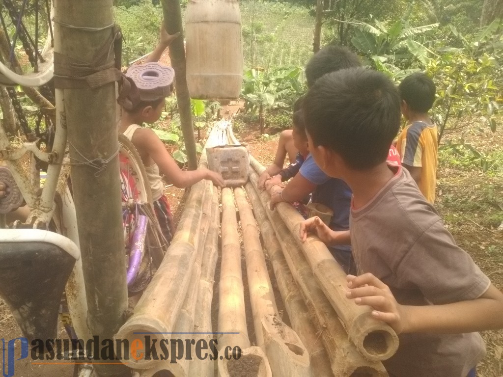 Isi Liburan, Anak Kampung Cariu Bermain Lori Sambil Bantu Orang Tua