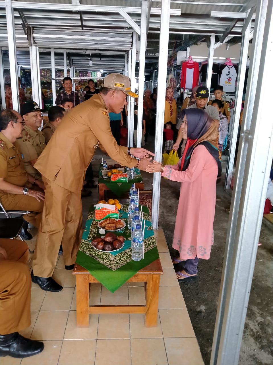 Pasar Kalijati Sudah Bisa Ditempati, Bupati Ruhimat Diberi Kadedeuh Buah-buahan oleh Pedagang