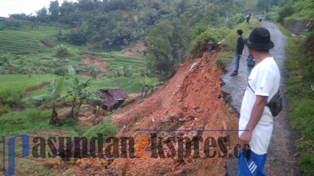 Jalan Alternatif Bandung Barat-Cianjur Terputus setelah Diguyur Hujan Empat Jam