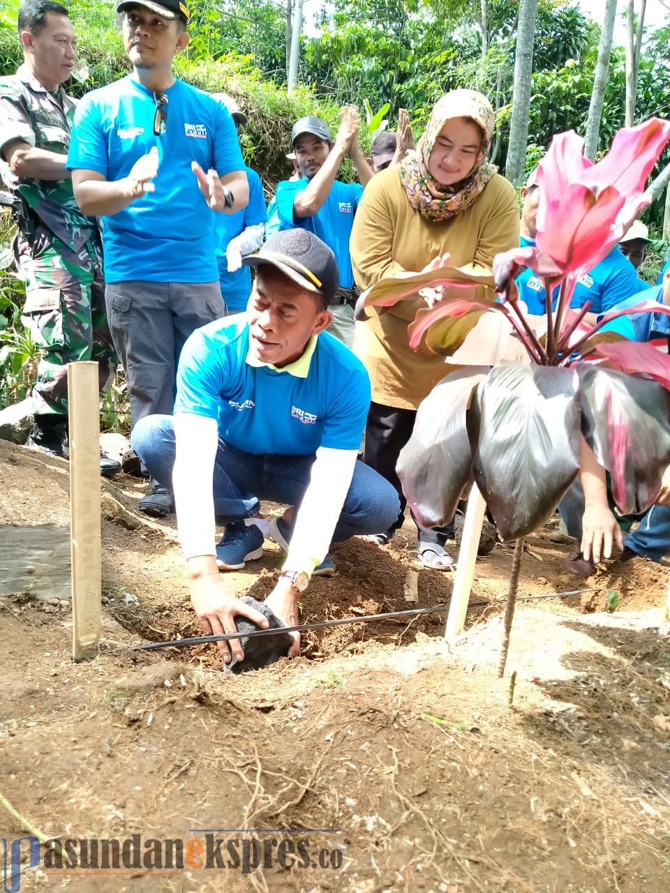 17 Warga Desa Cikujang Wakafkan Lahan untuk Pembukaan Jalan Sepanjang 850 Meter