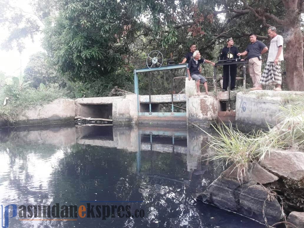 Sungai Cicengkong Tercemar Berat, Berwarna Hitam Pekat dan Bau