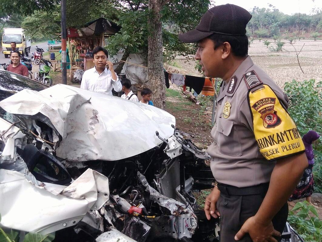 Pecah Ban, Minibus Tabrak Pohon