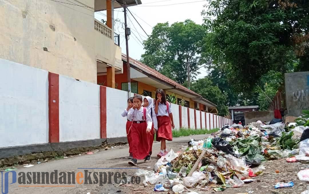 Sampah Dibiarkan Berserakan di TPS