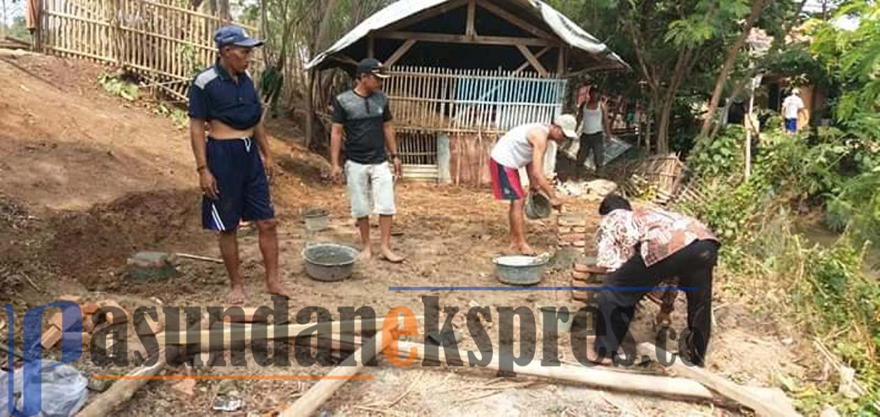 Warga Desa Mundusari Swadaya Bangun Rumah Warga